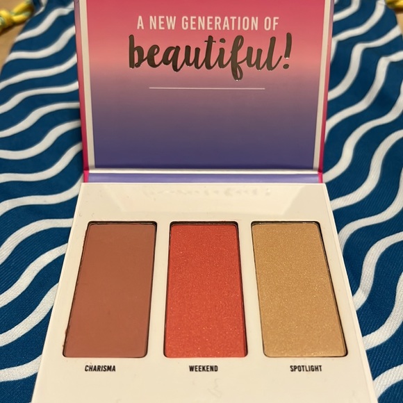 C’est Moi 3 Shade Cheek Palate 10.5 G/0.37 OZ. - Picture 2 of 8